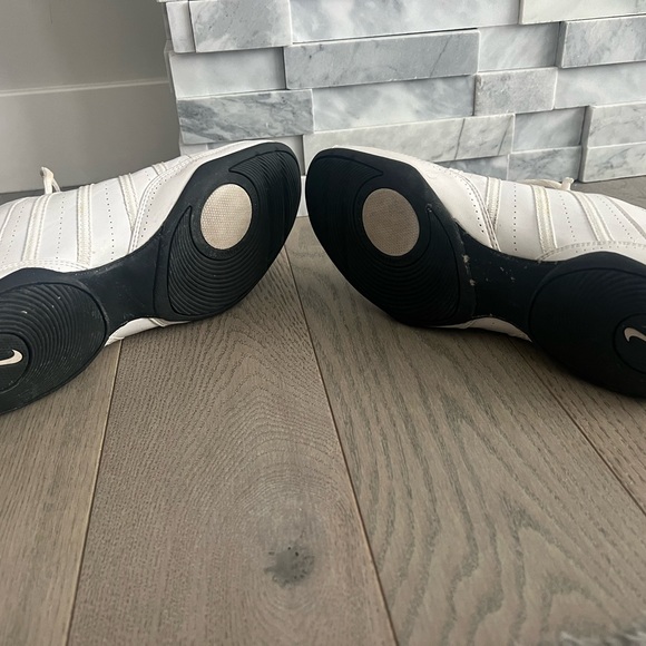 Nike women’s shoes. - Picture 4 of 4